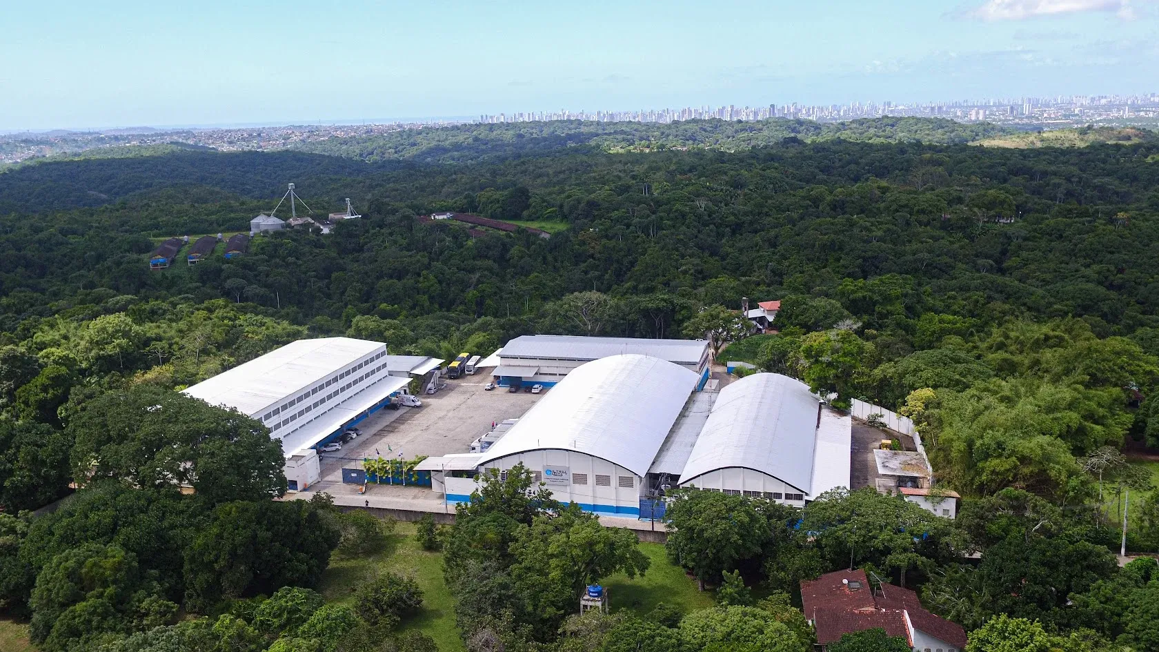 Outra vista aérea da estrutura da Ultramega, com a cidade ao fundo